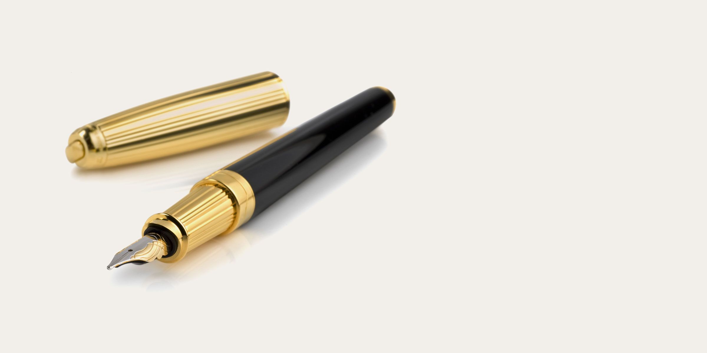 Schwarz-goldener Füllfederhalter