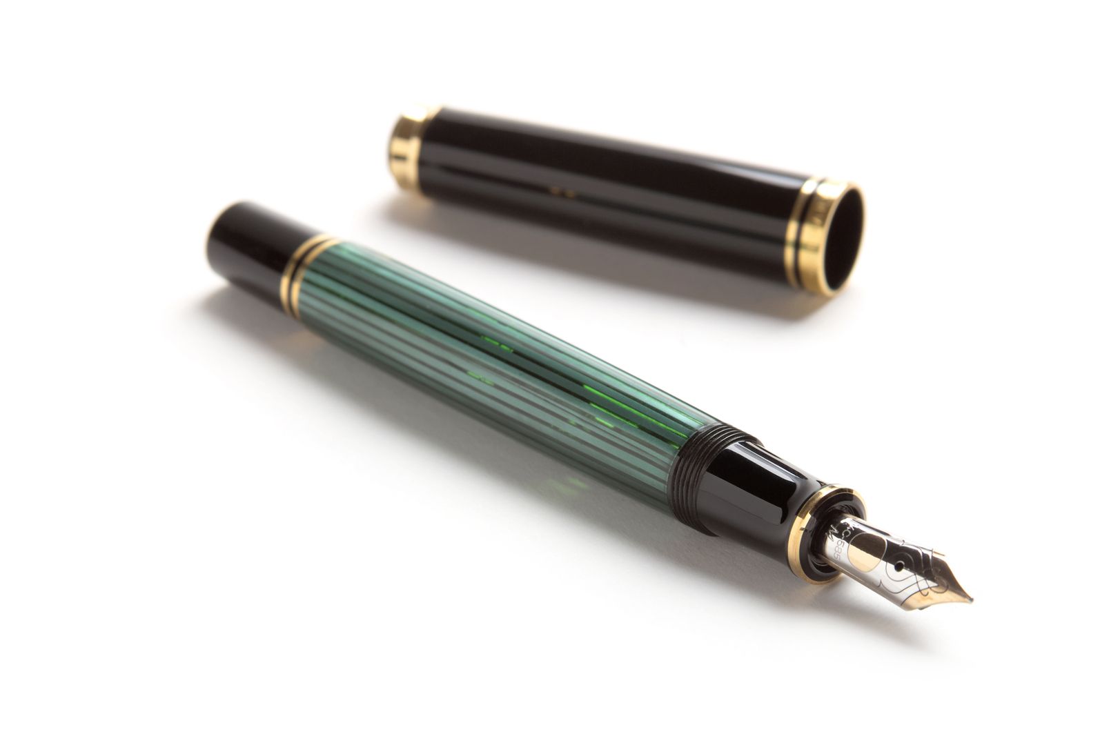Grün-schwarzer Füllfederhalter mit goldenen Details
