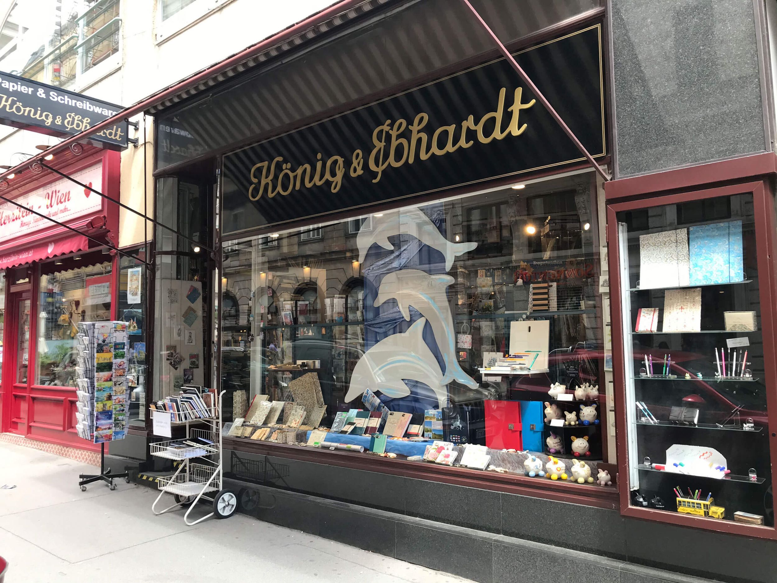 Außenansicht des Schreibwarengeschäfts König & Ebhardt mit Blick auf das Schaufenster